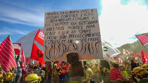 Manifestación a las puertas de Las Cortes para exigir la equiparación laboral de los bomberos forestales y la profesionalización del colectivo. Foto: R. Valtero