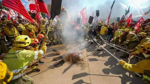 Manifestación a las puertas de Las Cortes para exigir la equiparación laboral de los bomberos forestales y la profesionalización del colectivo. Foto: R. Valtero