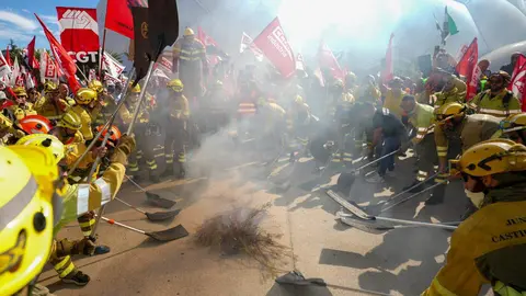 Manifestación a las puertas de Las Cortes para exigir la equiparación laboral de los bomberos forestales y la profesionalización del colectivo. Foto: R. Valtero