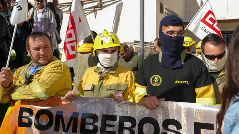 Manifestación a las puertas de Las Cortes para exigir la equiparación laboral de los bomberos forestales y la profesionalización del colectivo. Foto: R. Valtero