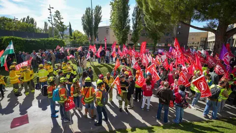 Manifestación a las puertas de Las Cortes para exigir la equiparación laboral de los bomberos forestales y la profesionalización del colectivo. Foto: R. Valtero