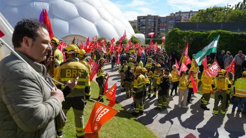 Manifestación a las puertas de Las Cortes para exigir la equiparación laboral de los bomberos forestales y la profesionalización del colectivo. Foto: R. Valtero