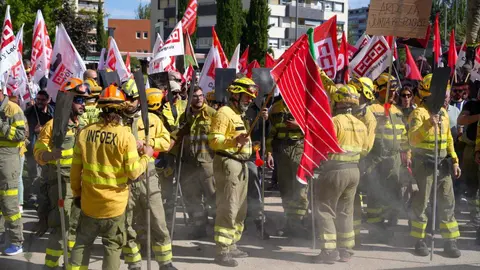Manifestación a las puertas de Las Cortes para exigir la equiparación laboral de los bomberos forestales y la profesionalización del colectivo. Foto: R. Valtero