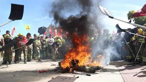 Manifestación a las puertas de Las Cortes para exigir la equiparación laboral de los bomberos forestales y la profesionalización del colectivo. Foto: R. Valtero