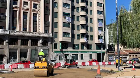 Han pasado ya 25 años desde que la empresa Bodegas Armando cerró sus puertas en las instalaciones ubicadas en el Paseo de Salamanca y los vecinos han decidido llevar la protesta a sus ventanas ante el mal estado y suciedad del inmueble vecino. Fotos: A.F. Reca