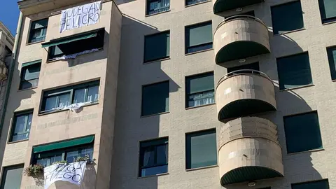Han pasado ya 25 años desde que la empresa Bodegas Armando cerró sus puertas en las instalaciones ubicadas en el Paseo de Salamanca y los vecinos han decidido llevar la protesta a sus ventanas ante el mal estado y suciedad del inmueble vecino. Fotos: A.F. Reca