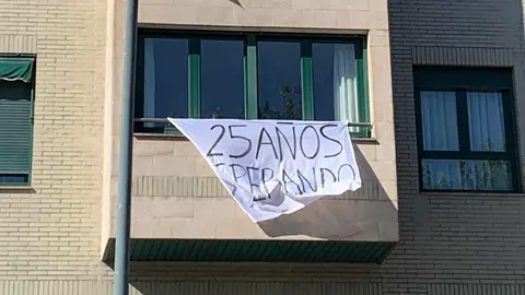 Han pasado ya 25 años desde que la empresa Bodegas Armando cerró sus puertas en las instalaciones ubicadas en el Paseo de Salamanca y los vecinos han decidido llevar la protesta a sus ventanas ante el mal estado y suciedad del inmueble vecino. Fotos: A.F. Reca