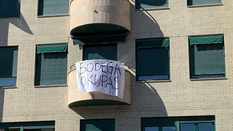 Han pasado ya 25 años desde que la empresa Bodegas Armando cerró sus puertas en las instalaciones ubicadas en el Paseo de Salamanca y los vecinos han decidido llevar la protesta a sus ventanas ante el mal estado y suciedad del inmueble vecino. Fotos: A.F. Reca