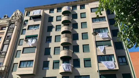 Han pasado ya 25 años desde que la empresa Bodegas Armando cerró sus puertas en las instalaciones ubicadas en el Paseo de Salamanca y los vecinos han decidido llevar la protesta a sus ventanas ante el mal estado y suciedad del inmueble vecino. Fotos: A.F. Reca