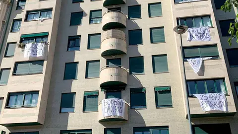 Han pasado ya 25 años desde que la empresa Bodegas Armando cerró sus puertas en las instalaciones ubicadas en el Paseo de Salamanca y los vecinos han decidido llevar la protesta a sus ventanas ante el mal estado y suciedad del inmueble vecino. Fotos: A.F. Reca
