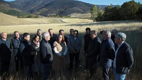 El Gobierno de España pretende abonar antes de finales de año las ayudas destinadas a los agricultores y ganaderos que se han visto afectados por los incendios de este verano, según desveló hoy el ministro de Agricultura, Pesca y Alimentación, Luis Planas, en una visita a una de las explotaciones afectadas en la localidad de Tremor de Arriba, en el municipio de Igüeña. Fotos: Peio García