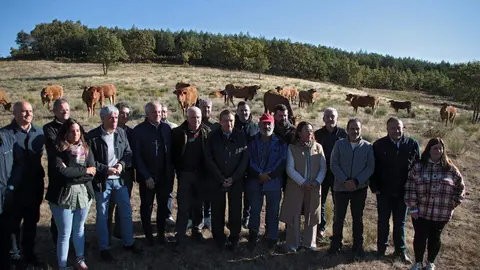 El Gobierno de España pretende abonar antes de finales de año las ayudas destinadas a los agricultores y ganaderos que se han visto afectados por los incendios de este verano, según desveló hoy el ministro de Agricultura, Pesca y Alimentación, Luis Planas, en una visita a una de las explotaciones afectadas en la localidad de Tremor de Arriba, en el municipio de Igüeña. Fotos: Peio García