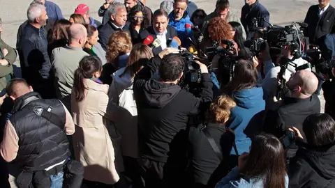 El Gobierno de España pretende abonar antes de finales de año las ayudas destinadas a los agricultores y ganaderos que se han visto afectados por los incendios de este verano, según desveló hoy el ministro de Agricultura, Pesca y Alimentación, Luis Planas, en una visita a una de las explotaciones afectadas en la localidad de Tremor de Arriba, en el municipio de Igüeña. Fotos: Peio García