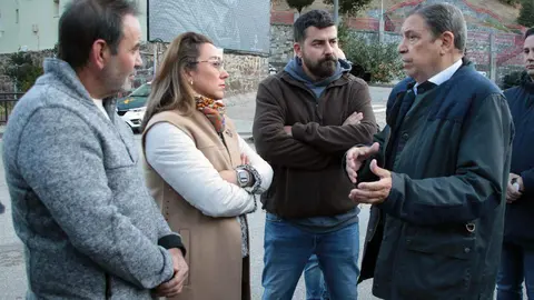 El Gobierno de España pretende abonar antes de finales de año las ayudas destinadas a los agricultores y ganaderos que se han visto afectados por los incendios de este verano, según desveló hoy el ministro de Agricultura, Pesca y Alimentación, Luis Planas, en una visita a una de las explotaciones afectadas en la localidad de Tremor de Arriba, en el municipio de Igüeña. Fotos: Peio García