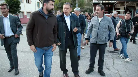 El Gobierno de España pretende abonar antes de finales de año las ayudas destinadas a los agricultores y ganaderos que se han visto afectados por los incendios de este verano, según desveló hoy el ministro de Agricultura, Pesca y Alimentación, Luis Planas, en una visita a una de las explotaciones afectadas en la localidad de Tremor de Arriba, en el municipio de Igüeña. Fotos: Peio García