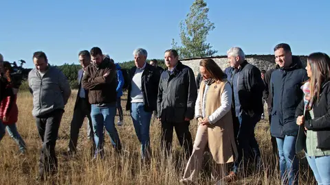 El Gobierno de España pretende abonar antes de finales de año las ayudas destinadas a los agricultores y ganaderos que se han visto afectados por los incendios de este verano, según desveló hoy el ministro de Agricultura, Pesca y Alimentación, Luis Planas, en una visita a una de las explotaciones afectadas en la localidad de Tremor de Arriba, en el municipio de Igüeña. Fotos: Peio García