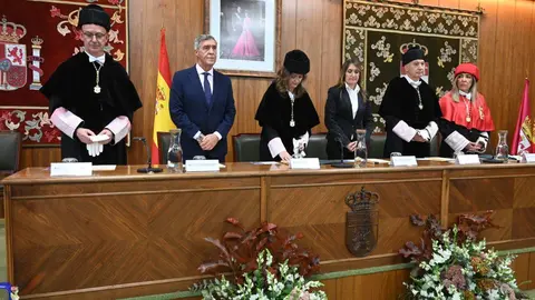 La rectora de la Universidad de León, Nuria González, preside el acto de apertura del curso académico 2025-2026 de la institución académica, al que asisten, entre otros, la consejera de Educación, Rocío Lucas, el presidente de las Cortes de Castilla y León, Carlos Pollán, o el alcalde de León, José Antonio Diez. Foto: Peio García | Universidad de León | AytoLeón