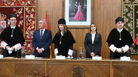La rectora de la Universidad de León, Nuria González, preside el acto de apertura del curso académico 2025-2026 de la institución académica, al que asisten, entre otros, la consejera de Educación, Rocío Lucas, el presidente de las Cortes de Castilla y León, Carlos Pollán, o el alcalde de León, José Antonio Diez. Foto: Peio García | Universidad de León | AytoLeón