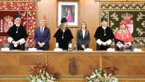 La rectora de la Universidad de León, Nuria González, preside el acto de apertura del curso académico 2025-2026 de la institución académica, al que asisten, entre otros, la consejera de Educación, Rocío Lucas, el presidente de las Cortes de Castilla y León, Carlos Pollán, o el alcalde de León, José Antonio Diez. Foto: Peio García | Universidad de León | AytoLeón