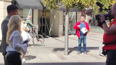 Un equipo de la productora Mandarina ha grabando este jueves en las calles de León capital el programa concurso 'Lo sabe, no lo sabe', con el popular presentador Xuso Jones entrevistando a leonesas y leonesas en la céntrica avenida de Ordoño II. Fotos: M.A. García