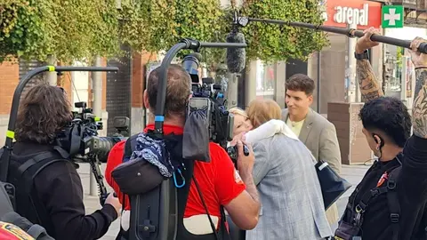 Un equipo de la productora Mandarina ha grabando este jueves en las calles de León capital el programa concurso 'Lo sabe, no lo sabe', con el popular presentador Xuso Jones entrevistando a leonesas y leonesas en la céntrica avenida de Ordoño II. Fotos: M.A. García