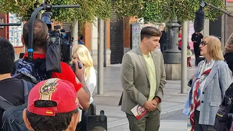 Un equipo de la productora Mandarina ha grabando este jueves en las calles de León capital el programa concurso 'Lo sabe, no lo sabe', con el popular presentador Xuso Jones entrevistando a leonesas y leonesas en la céntrica avenida de Ordoño II. Fotos: M.A. García