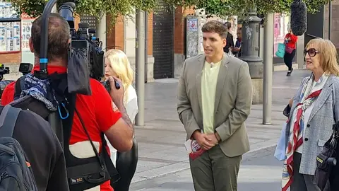 Un equipo de la productora Mandarina ha grabando este jueves en las calles de León capital el programa concurso 'Lo sabe, no lo sabe', con el popular presentador Xuso Jones entrevistando a leonesas y leonesas en la céntrica avenida de Ordoño II. Fotos: M.A. García
