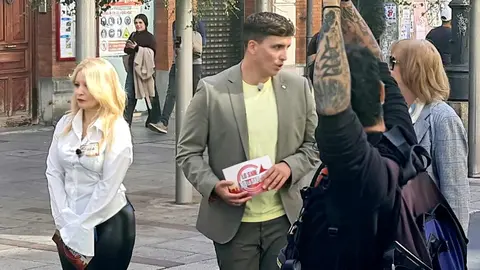 Un equipo de la productora Mandarina ha grabando este jueves en las calles de León capital el programa concurso 'Lo sabe, no lo sabe', con el popular presentador Xuso Jones entrevistando a leonesas y leonesas en la céntrica avenida de Ordoño II. Fotos: M.A. García