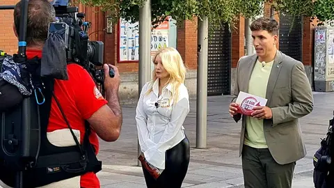 Un equipo de la productora Mandarina ha grabando este jueves en las calles de León capital el programa concurso 'Lo sabe, no lo sabe', con el popular presentador Xuso Jones entrevistando a leonesas y leonesas en la céntrica avenida de Ordoño II. Fotos: M.A. García