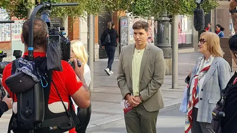 Un equipo de la productora Mandarina ha grabando este jueves en las calles de León capital el programa concurso 'Lo sabe, no lo sabe', con el popular presentador Xuso Jones entrevistando a leonesas y leonesas en la céntrica avenida de Ordoño II. Fotos: M.A. García