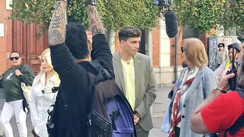 Un equipo de la productora Mandarina ha grabando este jueves en las calles de León capital el programa concurso 'Lo sabe, no lo sabe', con el popular presentador Xuso Jones entrevistando a leonesas y leonesas en la céntrica avenida de Ordoño II. Fotos: M.A. García