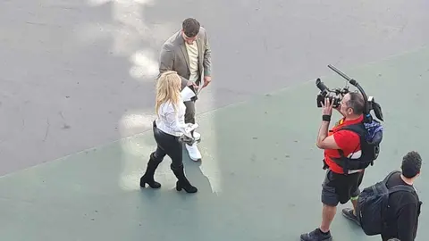 Un equipo de la productora Mandarina ha grabando este jueves en las calles de León capital el programa concurso 'Lo sabe, no lo sabe', con el popular presentador Xuso Jones entrevistando a leonesas y leonesas en la céntrica avenida de Ordoño II. Fotos: M.A. García