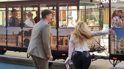 Un equipo de la productora Mandarina ha grabando este jueves en las calles de León capital el programa concurso 'Lo sabe, no lo sabe', con el popular presentador Xuso Jones entrevistando a leonesas y leonesas en la céntrica avenida de Ordoño II. Fotos: M.A. García
