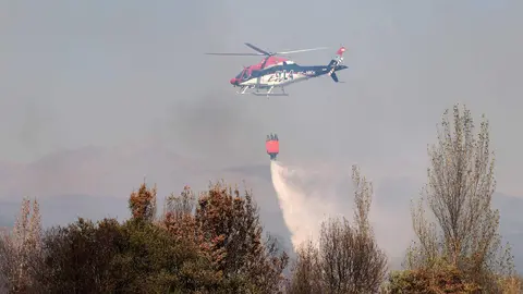 Una veintena de medios trabajan para intentar sofocar el incendio declarado en las cercanías de Villasinta de Torío, en el municipio de Villaquilambre, que ha alcanzado el nivel 2. Fotos: Peio García