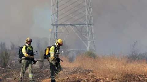 Una veintena de medios trabajan para intentar sofocar el incendio declarado en las cercanías de Villasinta de Torío, en el municipio de Villaquilambre, que ha alcanzado el nivel 2. Fotos: Peio García