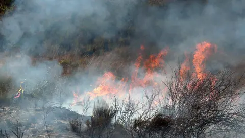 Una veintena de medios trabajan para intentar sofocar el incendio declarado en las cercanías de Villasinta de Torío, en el municipio de Villaquilambre, que ha alcanzado el nivel 2. Fotos: Peio García