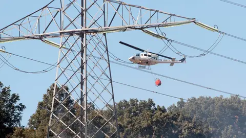Una veintena de medios trabajan para intentar sofocar el incendio declarado en las cercanías de Villasinta de Torío, en el municipio de Villaquilambre, que ha alcanzado el nivel 2. Fotos: Peio García