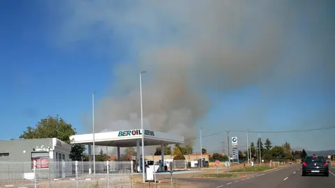Una veintena de medios trabajan para intentar sofocar el incendio declarado en las cercanías de Villasinta de Torío, en el municipio de Villaquilambre, que ha alcanzado el nivel 2. Fotos: Peio García