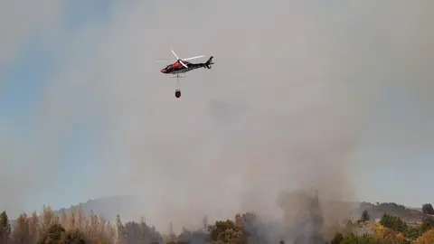 Una veintena de medios trabajan para intentar sofocar el incendio declarado en las cercanías de Villasinta de Torío, en el municipio de Villaquilambre, que ha alcanzado el nivel 2. Fotos: Peio García
