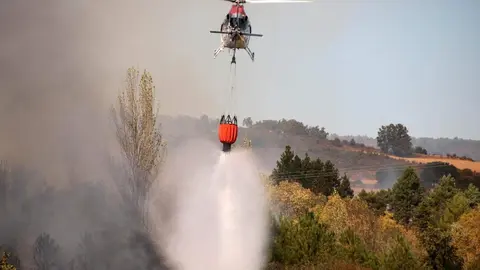 Una veintena de medios trabajan para intentar sofocar el incendio declarado en las cercanías de Villasinta de Torío, en el municipio de Villaquilambre, que ha alcanzado el nivel 2. Fotos: Peio García
