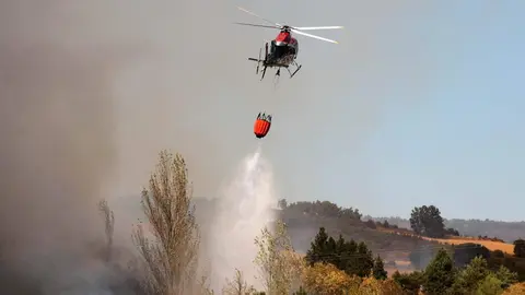 Una veintena de medios trabajan para intentar sofocar el incendio declarado en las cercanías de Villasinta de Torío, en el municipio de Villaquilambre, que ha alcanzado el nivel 2. Fotos: Peio García
