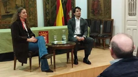 La Casa de León en Madrid inauguró este jueves 'Encuentros con los representantes políticos de León en el Congreso'.  Un espacio conducido por su presidente, Diego San Martín, que pretende acercar a los socios de la Casa los representantes institucionales. Un espacio abierto al diálogo y a la crítica. La popular Ester Muñoz, primera invitada. Foto: Heraldo de León