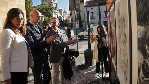 El subsecretario general de Impulso e Innovación de Servicios Digitales de Justicia, Javier Hernández, la vicerrectora de Inclusión, Igualdad y Proyección Social, Raquel Domínguez y el alcalde de León, José Antonio Diez, participan en la inauguración de la exposición ‘Arte y justicia en la era de los datos’ en el marco del Congreso DATA fórum Justicia 2025. Foto: Peio García
