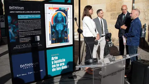 El subsecretario general de Impulso e Innovación de Servicios Digitales de Justicia, Javier Hernández, la vicerrectora de Inclusión, Igualdad y Proyección Social, Raquel Domínguez y el alcalde de León, José Antonio Diez, participan en la inauguración de la exposición ‘Arte y justicia en la era de los datos’ en el marco del Congreso DATA fórum Justicia 2025. Foto: Peio García