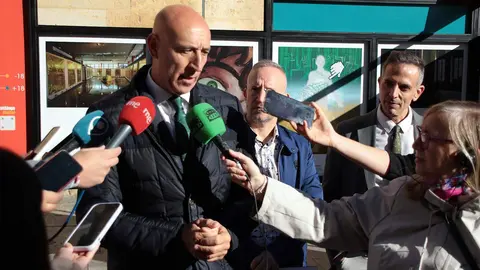 El subsecretario general de Impulso e Innovación de Servicios Digitales de Justicia, Javier Hernández, la vicerrectora de Inclusión, Igualdad y Proyección Social, Raquel Domínguez y el alcalde de León, José Antonio Diez, participan en la inauguración de la exposición ‘Arte y justicia en la era de los datos’ en el marco del Congreso DATA fórum Justicia 2025. Foto: Peio García