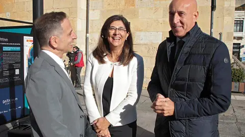 El subsecretario general de Impulso e Innovación de Servicios Digitales de Justicia, Javier Hernández, la vicerrectora de Inclusión, Igualdad y Proyección Social, Raquel Domínguez y el alcalde de León, José Antonio Diez, participan en la inauguración de la exposición ‘Arte y justicia en la era de los datos’ en el marco del Congreso DATA fórum Justicia 2025. Foto: Peio García