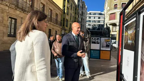 El subsecretario general de Impulso e Innovación de Servicios Digitales de Justicia, Javier Hernández, la vicerrectora de Inclusión, Igualdad y Proyección Social, Raquel Domínguez y el alcalde de León, José Antonio Diez, participan en la inauguración de la exposición ‘Arte y justicia en la era de los datos’ en el marco del Congreso DATA fórum Justicia 2025. Foto: Ayto. León