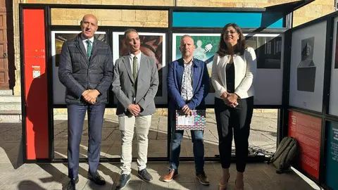 El subsecretario general de Impulso e Innovación de Servicios Digitales de Justicia, Javier Hernández, la vicerrectora de Inclusión, Igualdad y Proyección Social, Raquel Domínguez y el alcalde de León, José Antonio Diez, participan en la inauguración de la exposición ‘Arte y justicia en la era de los datos’ en el marco del Congreso DATA fórum Justicia 2025. Foto: Ayto. León