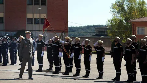 El teniente general jefe de la Unidad Militar de Emergencias, Francisco Javier Marcos Izquierdo, preside el acto de relevo en el mando del Quinto Batallón de Intervención en Emergencias de la Unidad Militar de Emergencias, del que toma posesión el teniente coronel don Pablo Samaniego Pérez. Foto: Peio García