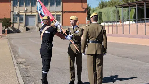 El teniente general jefe de la Unidad Militar de Emergencias, Francisco Javier Marcos Izquierdo, preside el acto de relevo en el mando del Quinto Batallón de Intervención en Emergencias de la Unidad Militar de Emergencias, del que toma posesión el teniente coronel don Pablo Samaniego Pérez. Foto: Peio García